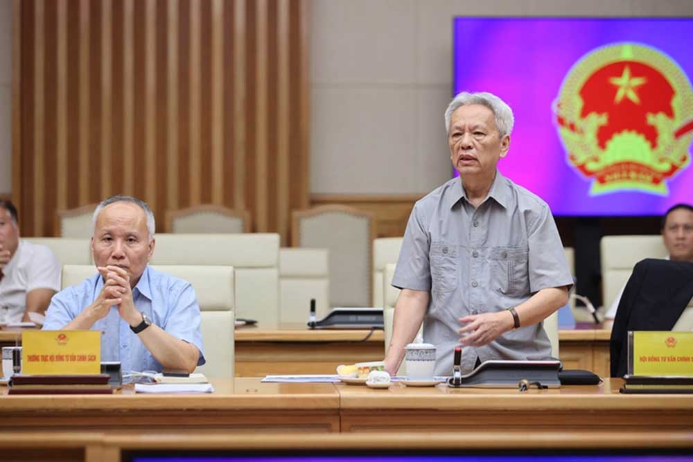 TS. Nguyễn Sĩ Dũng, nguyên Phó Chủ nhiệm Văn phòng Quốc hội phát biểu tại cuộc làm việc - Ảnh: VGP/Nhật Bắc