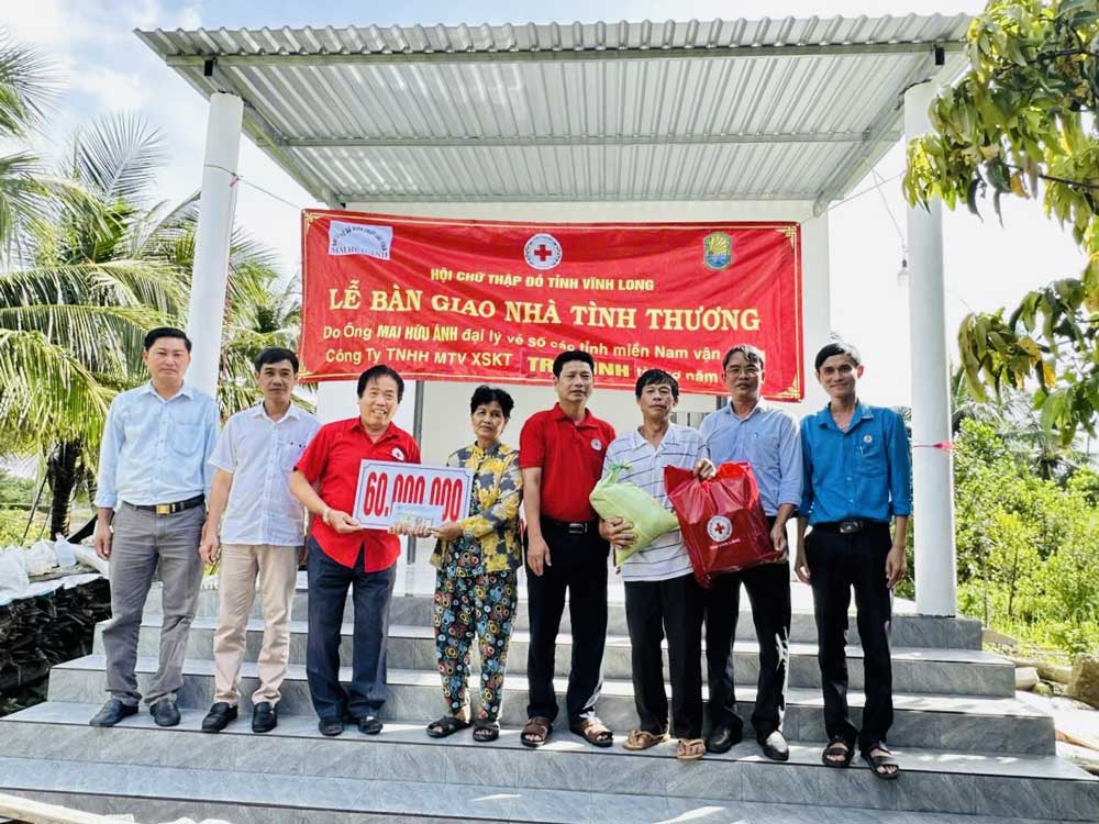Một căn nhà tình thương vừa hoàn thành bàn giao cho hộ gia đình được vận động tài trợ từ Công ty TNHH MTV Xổ số kiến thiết Trà Vinh.
