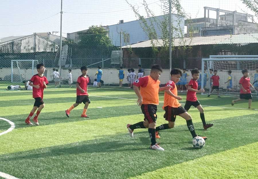 Nhiều hoạt động thể chất được tổ chức cho học sinh rèn luyện sức khỏe bên cạnh bữa ăn bán trú đảm bảo dinh dưỡng.