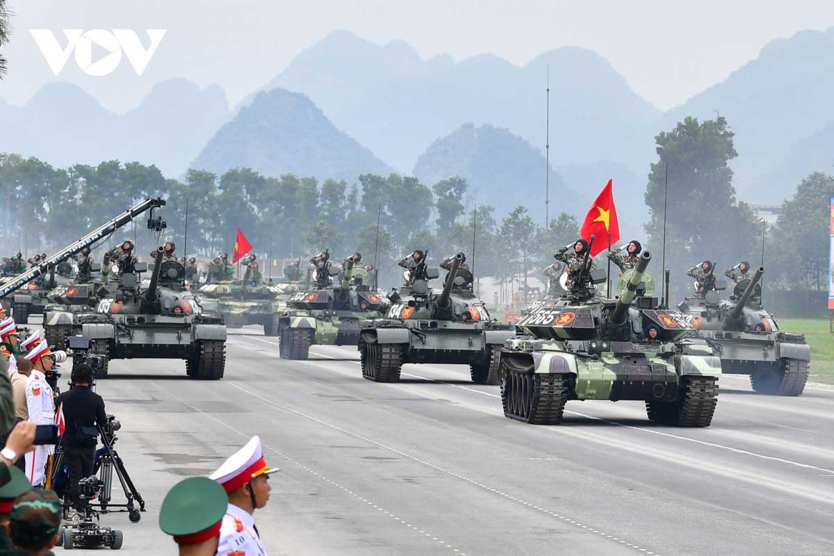 Đi đầu dàn xe, pháo quân sự là đội hình các xe tăng T54, T55, những chiếc chiến xa huyền thoại của QĐND Việt Nam