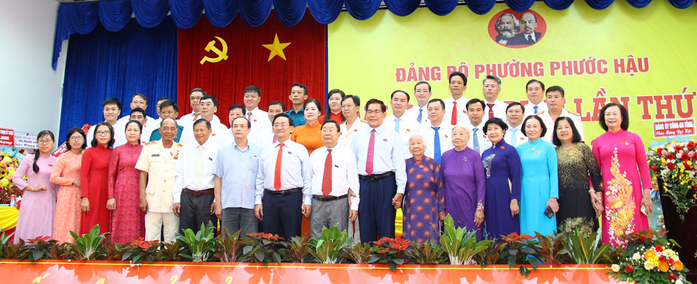 BCH Đảng bộ phường Phước Hậu chụp ảnh lưu niệm cùng đại biểu.