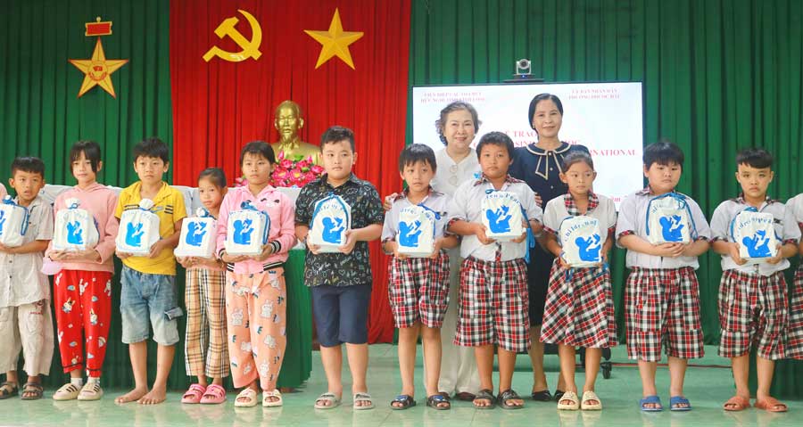 Tặng quà cho các em học sinh tại phường Phước Hậu.
