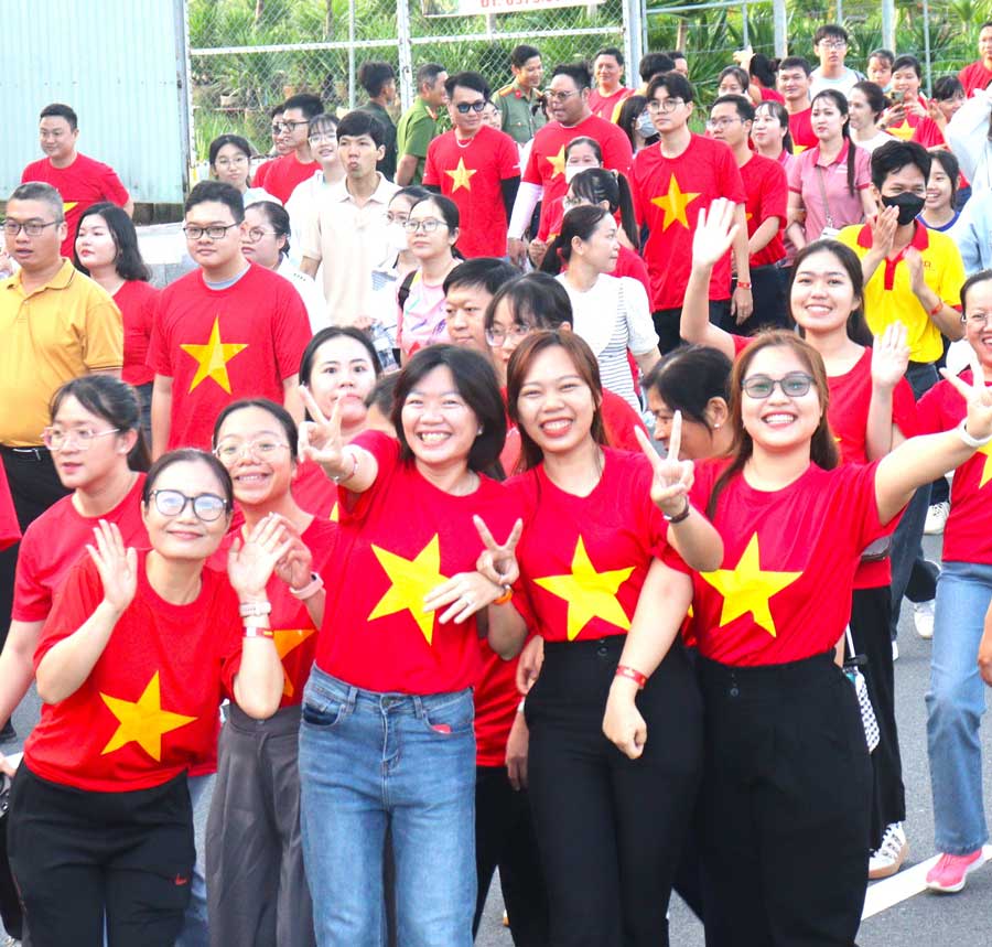 Bạn trẻ vui tươi, tự hào trong trang phục áo đỏ sao vàng vào dịp lễ lớn của dân tộc.