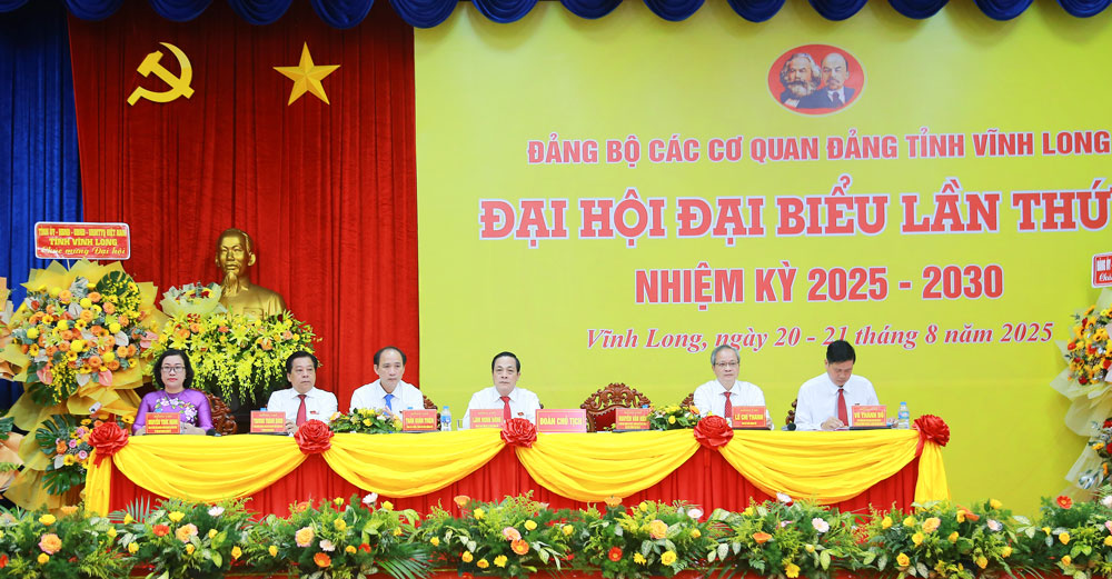 Đồng chí Lâm Minh Đằng- Phó Bí thư Tỉnh ủy, Bí thư Đảng ủy các cơ quan Đảng tỉnh phát biểu khai mạc đại hội.