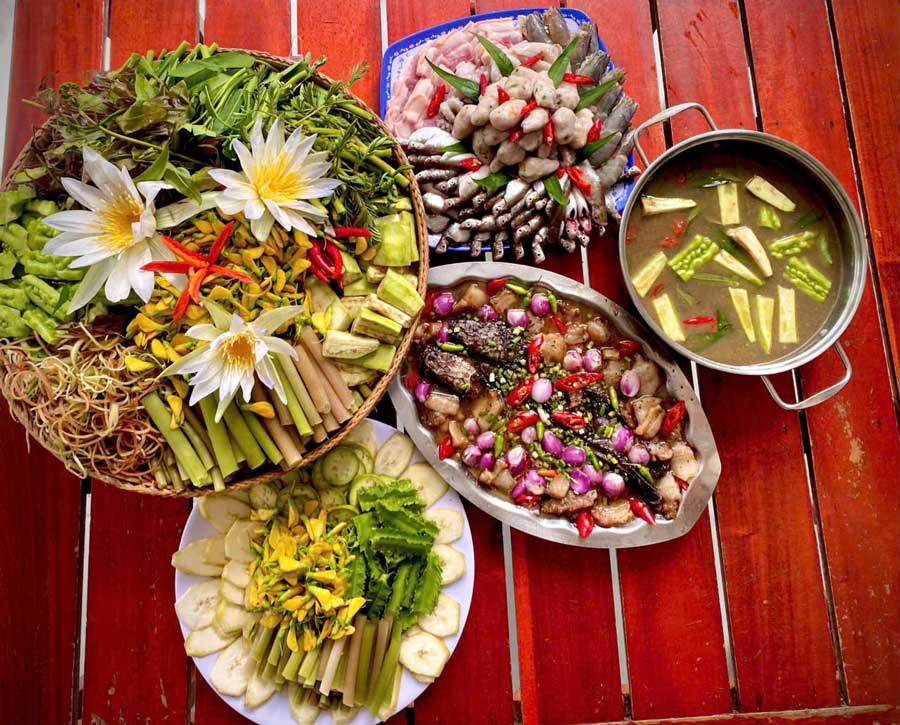 Bữa trưa với mắm kho cá linh, mắm chưng ăn kèm rau đồng.