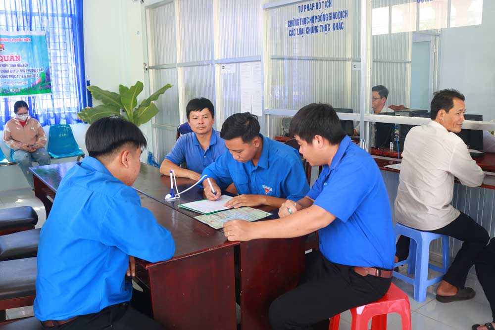 Hỗ trợ người dân thực hiện thủ tục hành chính tại Trung tâm Phục vụ hành chính công xã Quới Thiện. 