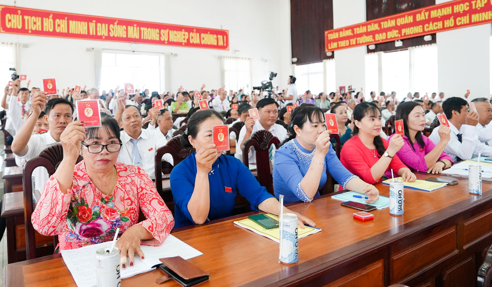 Đại biểu biểu quyết thống nhất thông qua chương trình làm việc của đại hội.