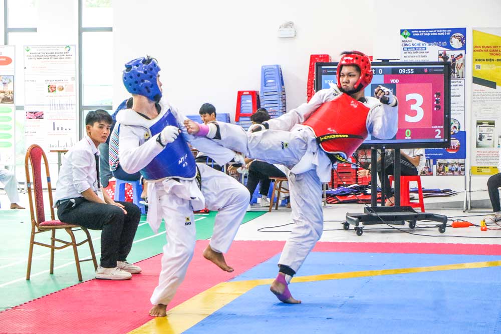 Phần tranh tài quyết liệt ở nội dung đối kháng giữa các VĐV tại giải.