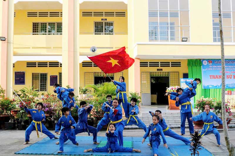 Hoạt động thể dục thể thao góp phần phát triển thể chất toàn diện cho học sinh.
