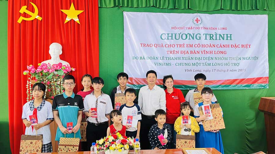 Lãnh đạo Hội Chữ thập đỏ tỉnh và đại diện nhóm thiện nguyện VinHMS- chung một tấm lòng- trao quà, học bổng cho trẻ em có hoàn cảnh đặc biệt.