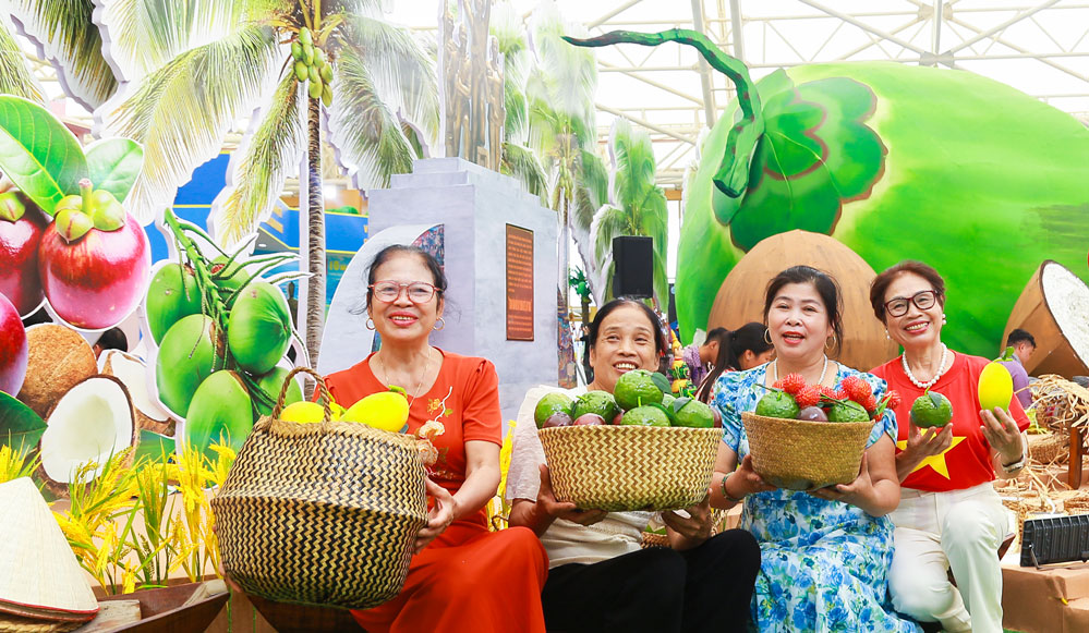 Nhóm khách tham quan đến từ TP Hà Nội ấn tượng với cách trưng bày trái cây đặc sản miệt vườn đựng trong các giỏ đan bằng lục bình.