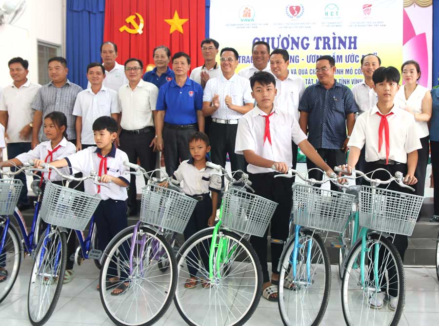 Người già khuyết tật, neo đơn nhận quà từ chương trình.
