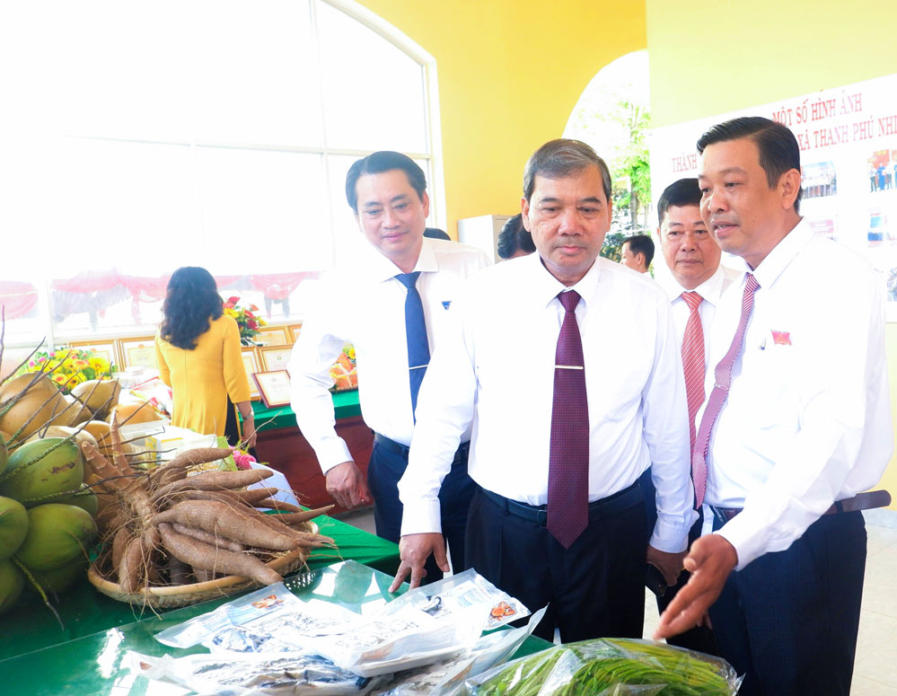 Lãnh đạo tỉnh tham quan khu trưng bày các sản phẩm OCOP của xã tại đại hội.