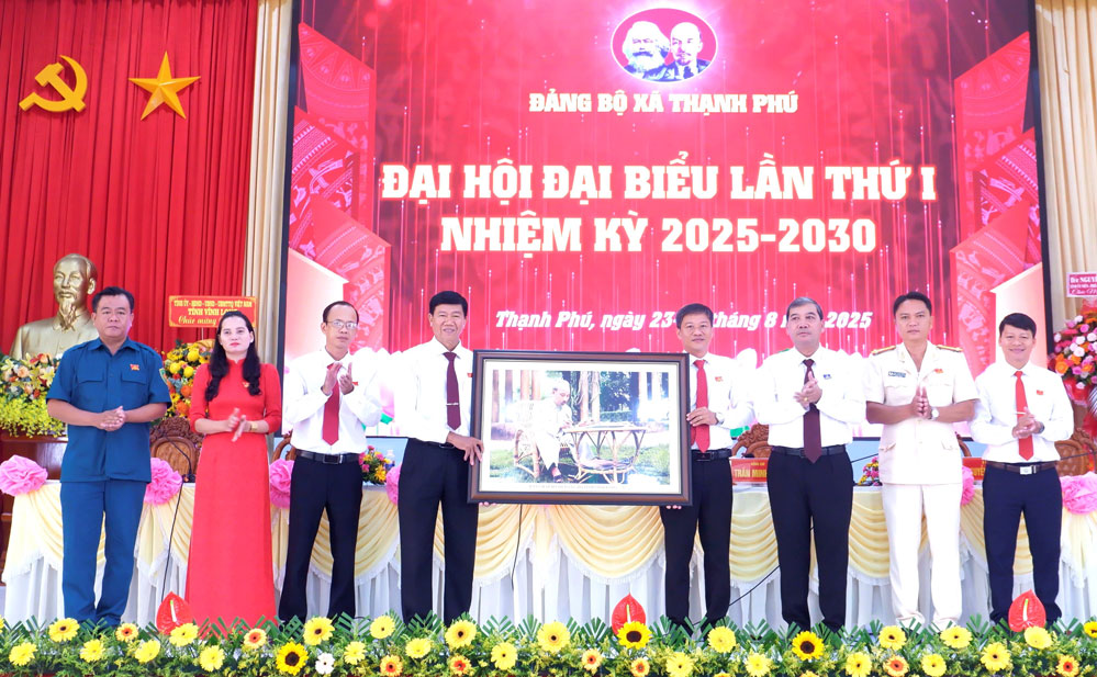 Phó Bí thư Tỉnh ủy- Kim Ngọc Thái tặng bức tranh Chủ tịch Hồ Chí Minh chúc mừng đại hội.