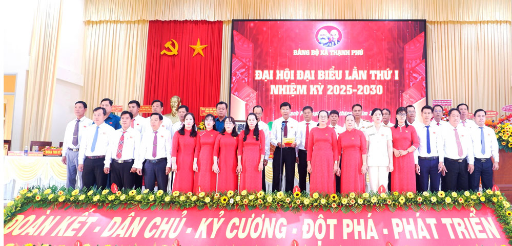 BCH Đảng bộ xã Thạnh Phú, nhiệm kỳ 2025 - 2030 ra mắt, hạ quyết tâm.