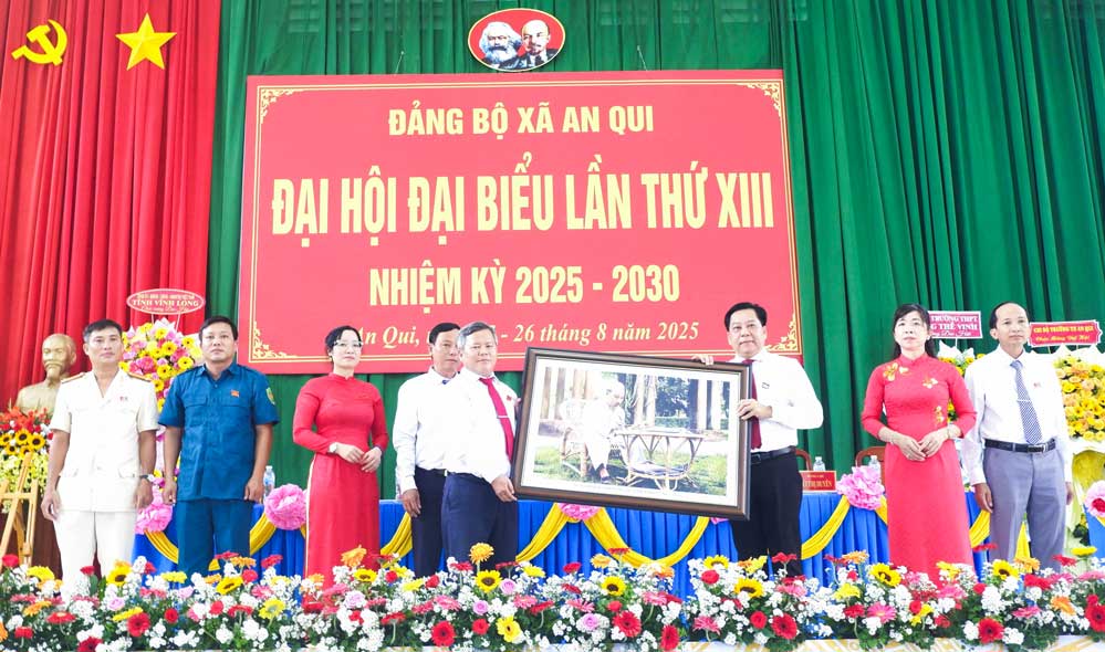 Đồng chí Trương Thành Dãnh- Phó Chủ tịch Ủy ban MTTQ Việt Nam tỉnh tặng bức ảnh chân dung Chủ tịch Hồ Chí Minh chúc mừng đại hội.