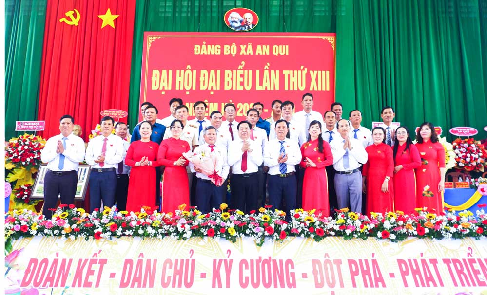 Đồng chí Trương Thành Dãnh- Phó Chủ tịch Ủy ban MTTQ Việt Nam tỉnh tặng hoa chúc mừng BCH Đảng bộ xã An Qui, nhiệm kỳ 2025 - 2030.