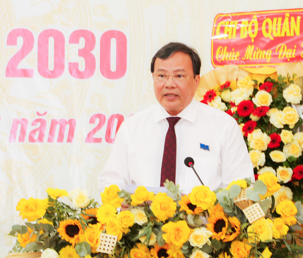  Đồng chí Lê Văn Hẳn- Phó Bí thư Tỉnh ủy, Chủ tịch Ủy ban MTTQ Việt Nam tỉnh (thứ tư, bên trái) tặng bức ảnh chân dung Chủ tịch Hồ Chí Minh chúc mừng đại hội.