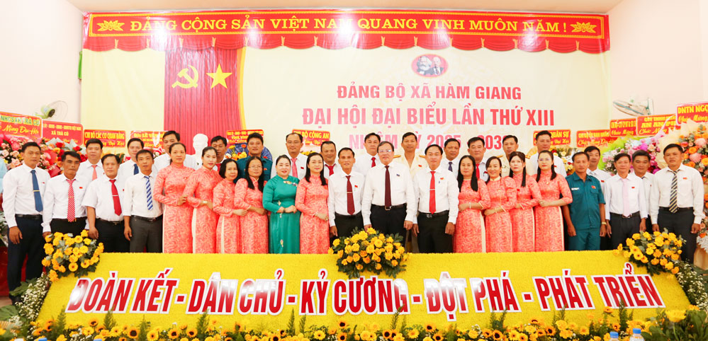 Đồng chí Lê Văn Hẳn- Phó Bí thư Tỉnh ủy, Chủ tịch Ủy ban MTTQ Việt Nam tỉnh chụp ảnh lưu niệm cùng BCH Đảng bộ xã Hàm Giang nhiệm kỳ 2025 - 2030.

