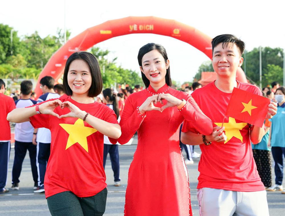 Các bạn trẻ và người dân tranh thủ ghi lại khoảnh khắc đẹp về sự kiện đi bộ quy mô lớn lần đầu tiên được tổ chức diễn ra đồng loạt trên phạm vi toàn quốc- hành trình của triệu trái tim cùng hòa nhịp - nơi hội tụ mọi thế hệ, mọi tầng lớp nhân dân từ thành thị đến nông thôn, miền núi, vùng sâu, vùng xa.
