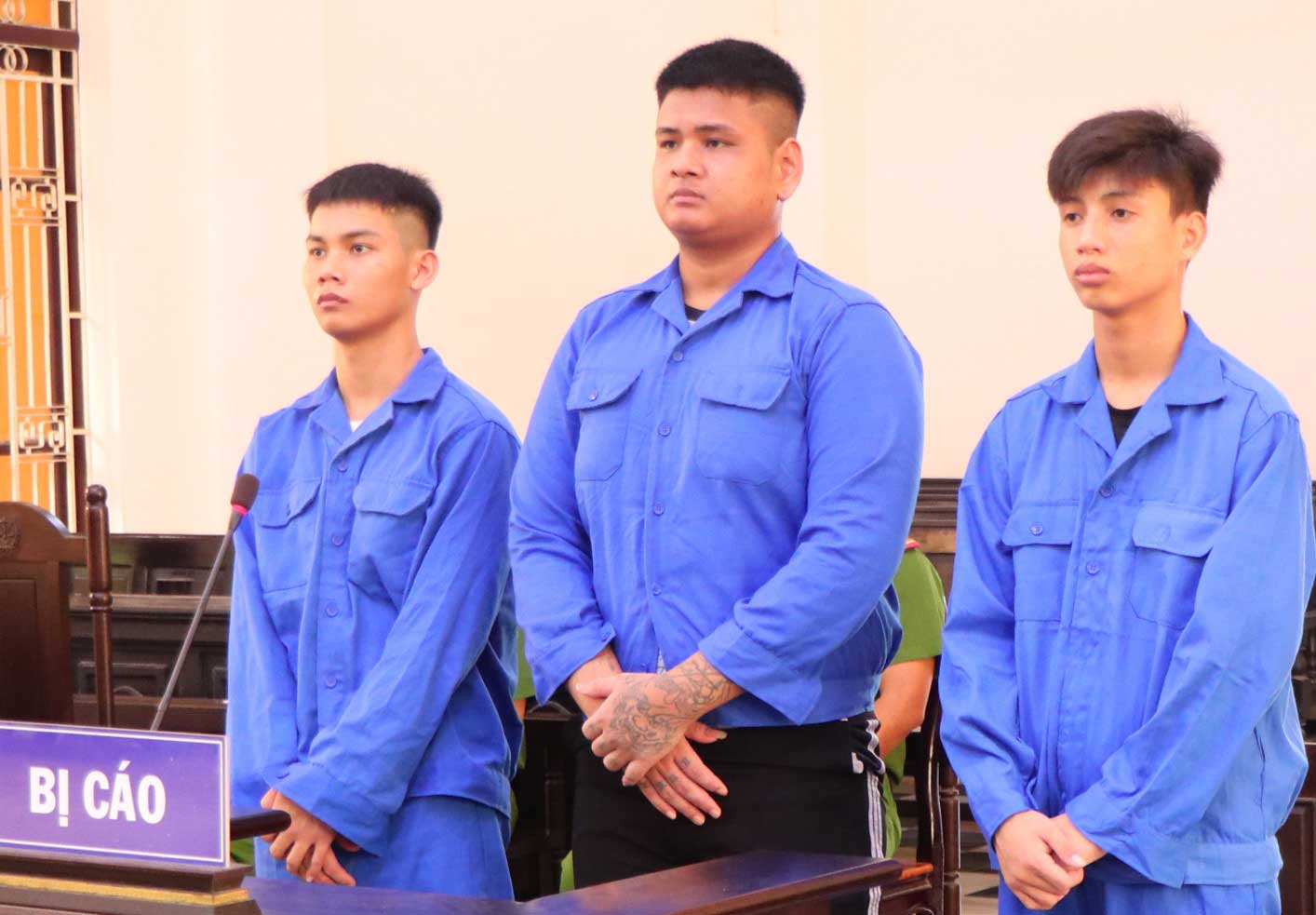 Các đối tượng thuộc nhóm Sơn Thành Hênl, Thạch Hoàng Nghĩa, Kim Hoàng Phúc tại phiên tòa xét xử.
 