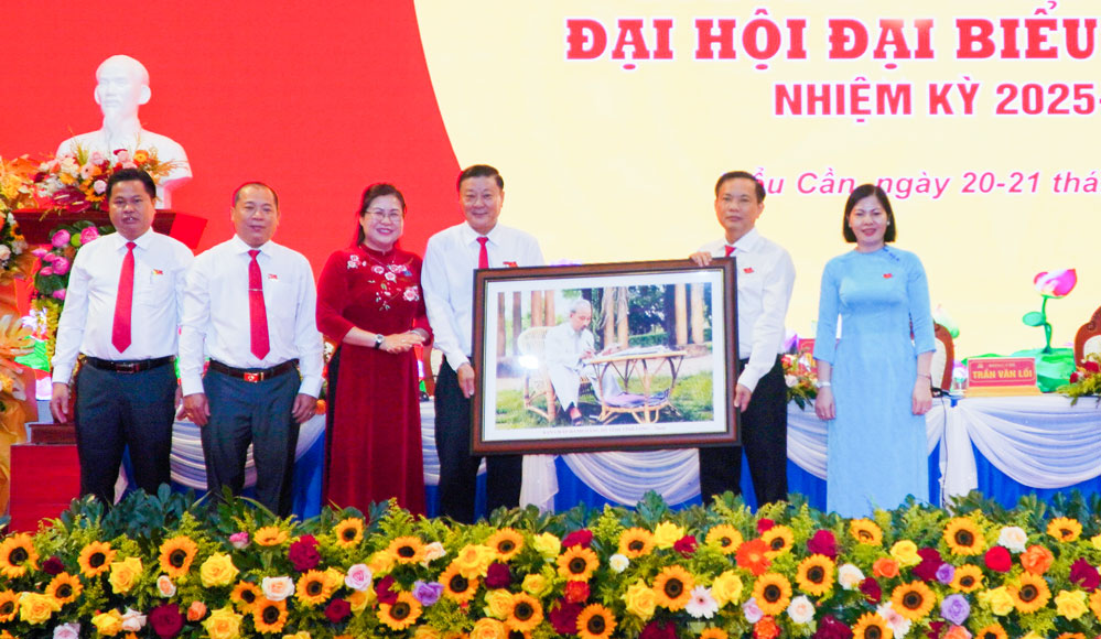 Đồng chí Nguyễn Thị Minh Trang- Ủy viên Ban Thường vụ Tỉnh ủy, Trưởng Ban Tuyên giáo và Dân vận Tỉnh ủy tặng bức chân dung Chủ tịch Hồ Chí Minh chúc mừng Đại hội. Ảnh: Ngọc Xoàn