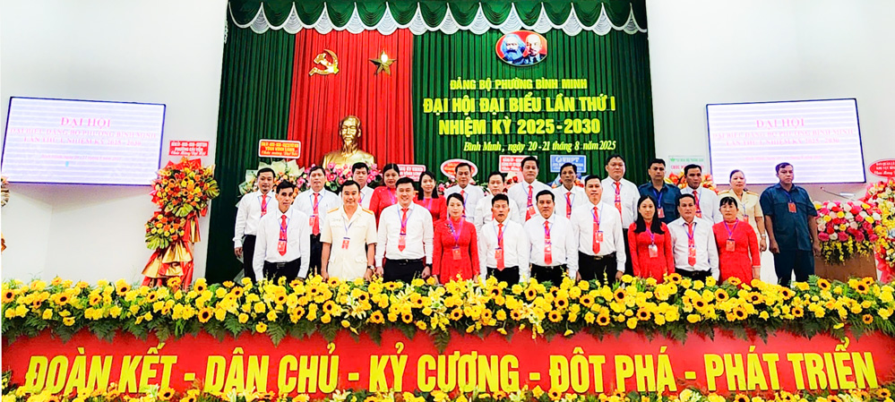 BCH Đảng bộ Phường Bình Minh nhiệm kỳ 2025 - 2030 ra mắt đại hội. Ảnh: Huỳnh Khoe

