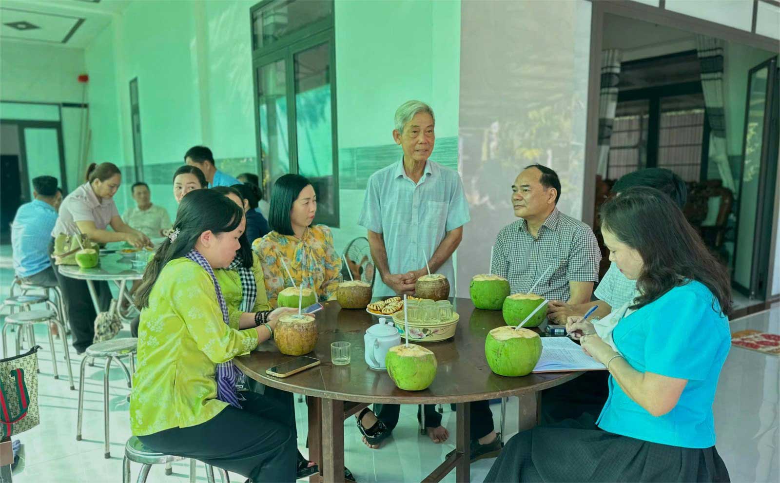 Nông dân Việt Nam xuất sắc Dư Văn Thái giới thiệu mô hình ba tầng sinh thái khóm – cau – dừa.