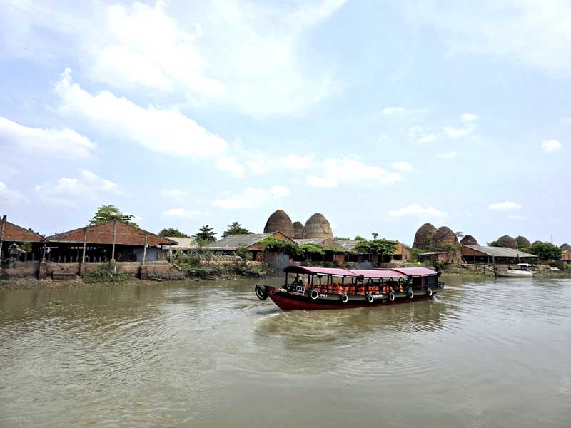 Quê hương Vĩnh Long là vùng đất mang đậm dấu ấn văn minh miệt vườn.