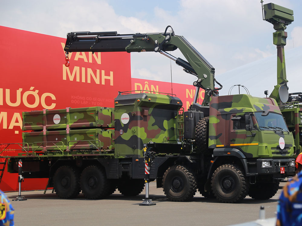 Xe vận chuyển, nạp tên lửa VTRV-01 do do Tập đoàn Công nghiệp - Viễn thông Quân đội (Viettel) nghiên cứu, sản xuất.