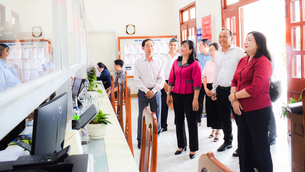Phó Bí thư Thường trực Tỉnh ủy- Hồ Thị Hoàng Yến cùng đoàn công tác nắm tình hình hoạt động của Trung tâm Phục vụ hành chính công xã Phú Thuận.