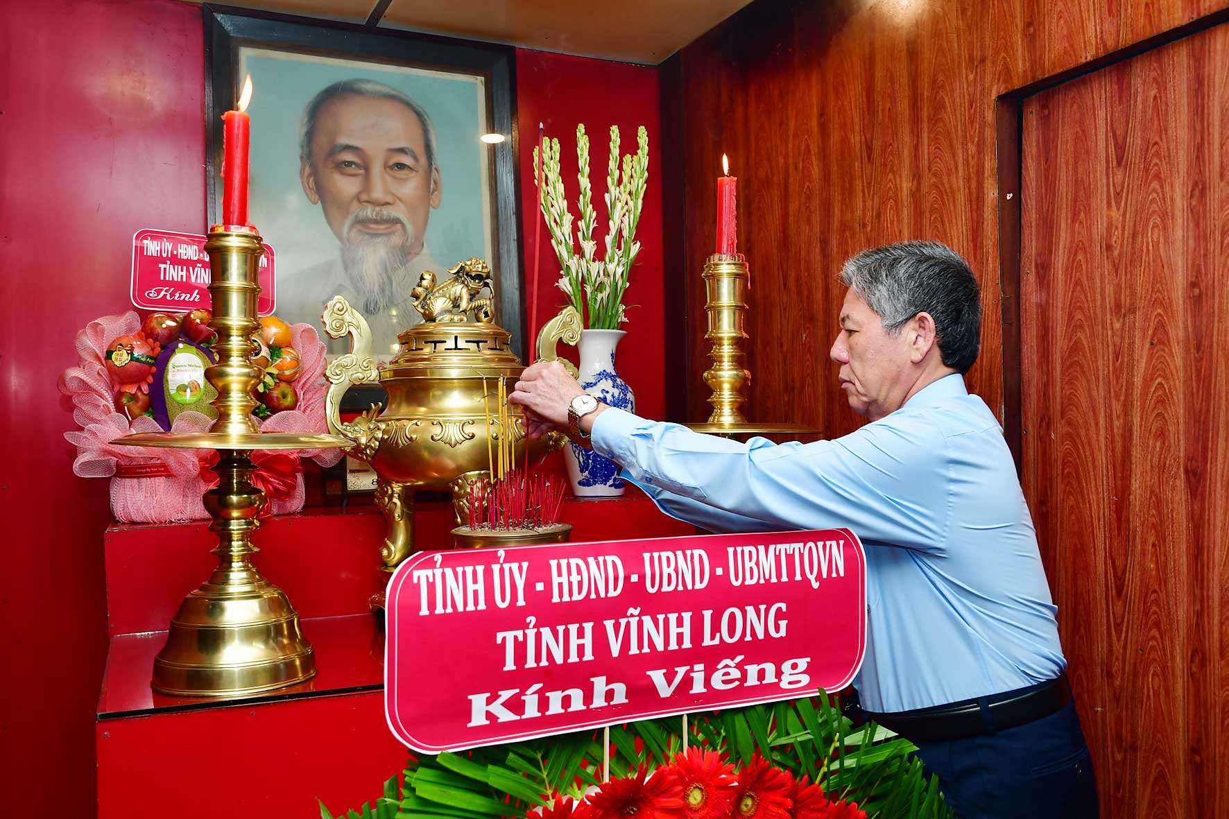 Bí thư Tỉnh ủy Vĩnh Long- Ngô Chí Cường thắp hương viếng Chủ tịch Hồ Chí Minh. Ảnh: BÁ THI