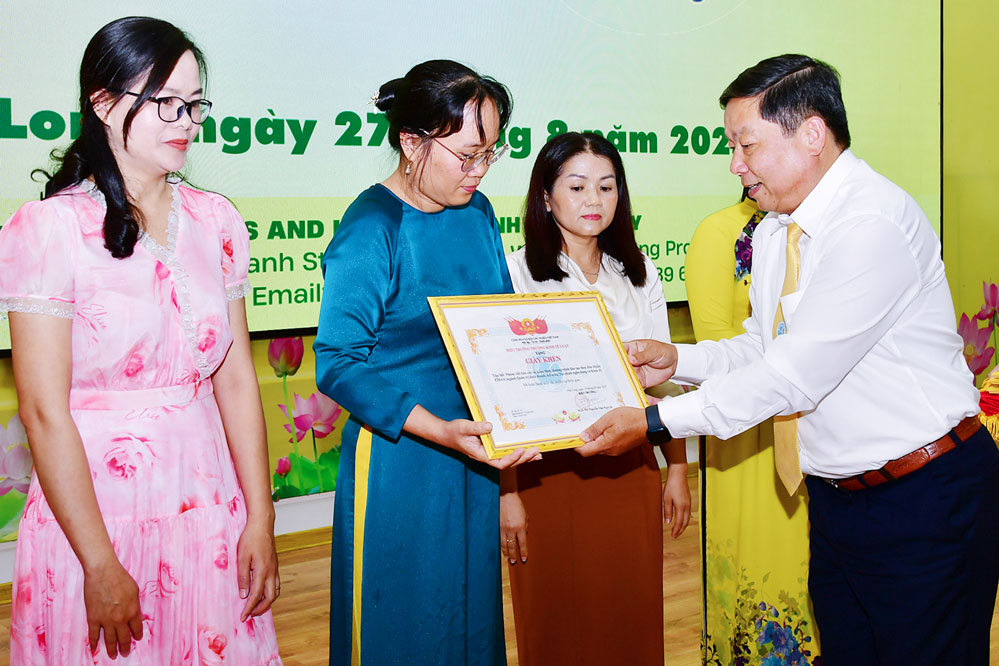 PGS.TS. Nguyễn Văn Nguyện- Hiệu trưởng Trường CEL trao giấy khen các cán bộ, giảng viên tiêu biểu.
