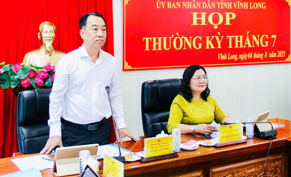 Phó Bí thư Tỉnh ủy, Chủ tịch UBND tỉnh- Lữ Quang Ngời chủ trì cuộc họp. Phó Bí thư Thường trực Tỉnh ủy- Hồ Thị Hoàng Yến tham dự cuộc họp.