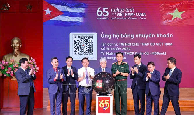 Chủ tịch Ủy ban Trung ương MTTQ Việt Nam- Đỗ Văn Chiến cùng các đại biểu tham gia phát động Chương trình vận động ủng hộ nhân dân Cuba cấp quốc gia. Ảnh: TTXVN