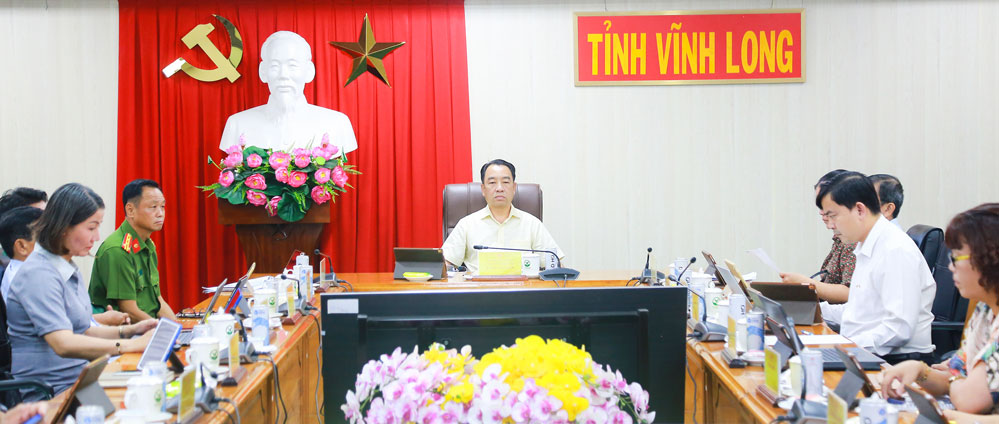 Phó Bí thư Tỉnh ủy, Chủ tịch UBND tỉnh- Lữ Quang Ngời chủ trì hội nghị tại điểm cầu UBND tỉnh Vĩnh Long.

