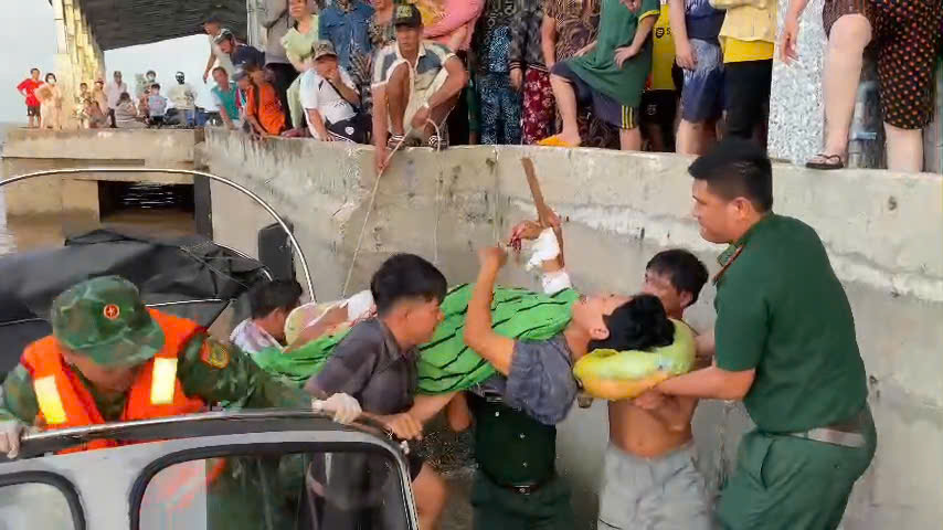 Sơ cứu ban đầu, đưa thuyền viên bị nạn vào bờ và chuyển đến bệnh viện cấp cứu.