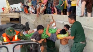 Đồn Biên phòng Hàm Luông kịp thời cứu nạn thuyền viên bị tai nạn lao động trên biển