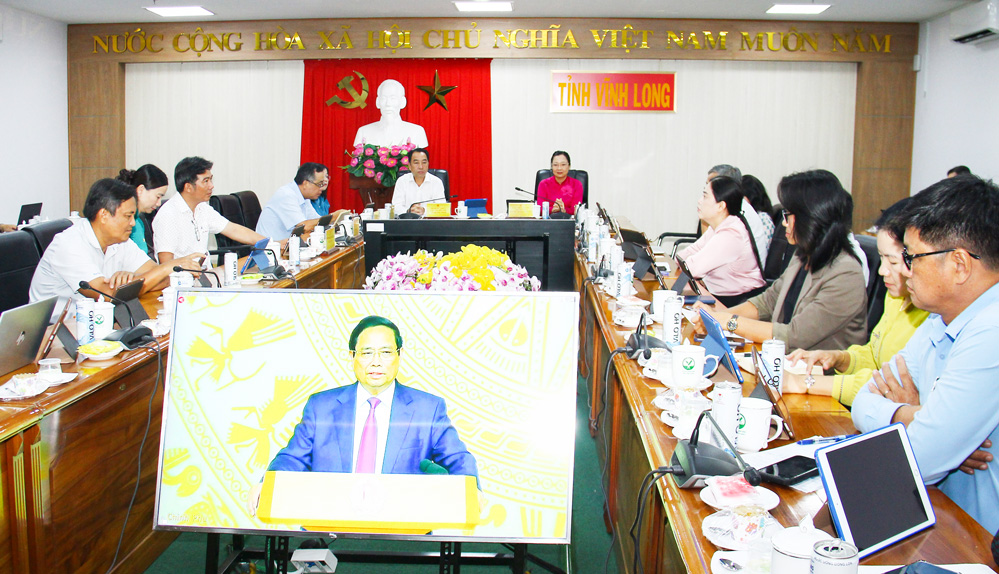 Phó Bí thư Tỉnh ủy, Chủ tịch UBND tỉnh- Lữ Quang Ngời; Phó Chủ tịch UBND tỉnh- Nguyễn Thị Quyên Thanh cùng lãnh đạo các sở, ban, ngành tham dự hội nghị tại điểm cầu Vĩnh Long.