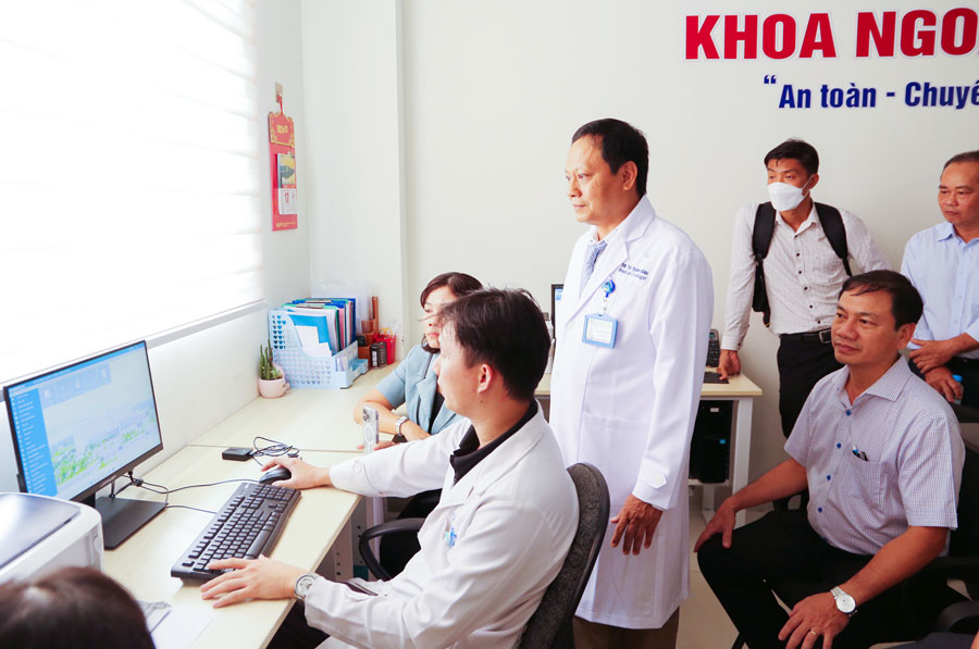 Đại biểu theo dõi quy trình thực hiện hồ sơ “Bệnh án điện tử”.