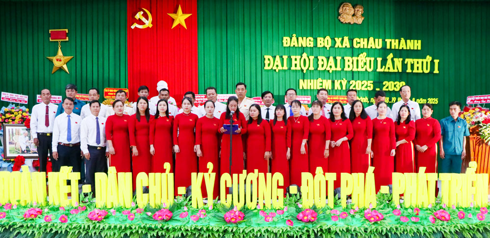 BCH Đảng bộ xã Châu Thành, nhiệm kỳ 2025 - 2030 ra mắt đại hội. Ảnh: SƠN TUYỀN