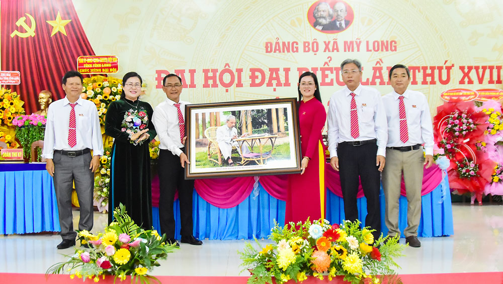 Đồng chí Nguyễn Thị Minh Trang- Ủy viên Ban Thường vụ Tỉnh ủy, Trưởng Ban Tuyên giáo và Dân vận Tỉnh ủy tặng đại hội ảnh chân dung Chủ tịch Hồ Chí Minh.