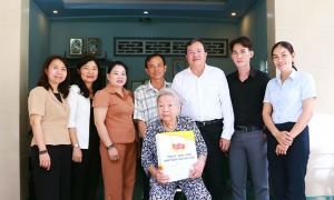 Lãnh đạo tỉnh thăm, tặng quà gia đình chính sách