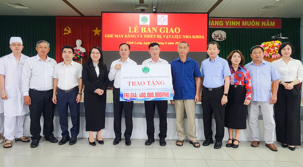 Bệnh viện Răng Hàm Mặt Trung ương Hà Nội trao tặng 2 ghế máy răng, thiết bị nha khoa cho TTYT khu vực Nguyễn Văn Thủ.     
