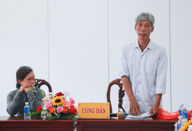 ông dân Đoàn Long Hải trình bày ý kiến với lãnh đạo tỉnh.