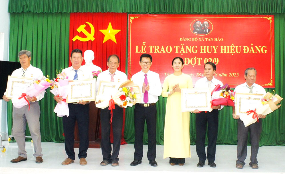 Đảng ủy xã Tân Hào trao tặng Huy hiệu Đảng cho các đồng chí đảng viên. Ảnh: Th. Trung

