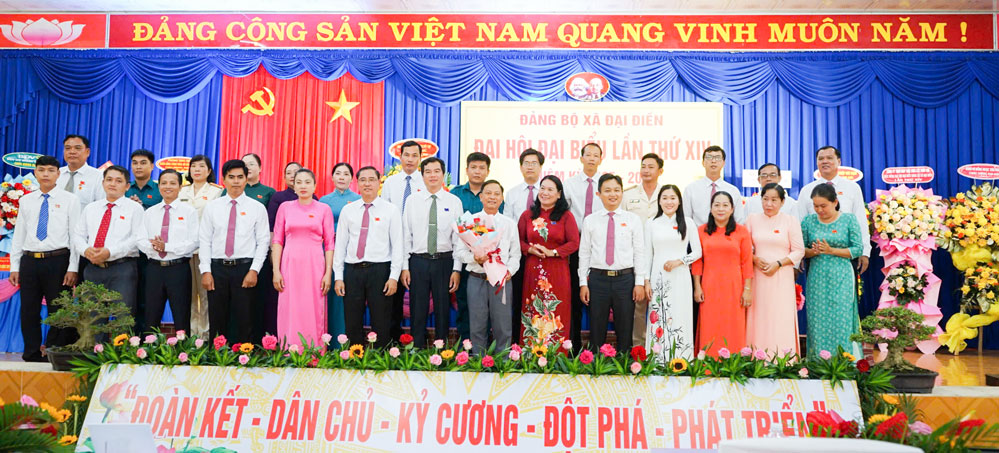  Đồng chí Nguyễn Thị Bé Mười - Phó Chủ tịch UBND tỉnh tặng bức tranh Chủ tịch Hồ Chí Minh cho Đảng bộ xã Đại Điền. Ảnh: Thanh Đồng