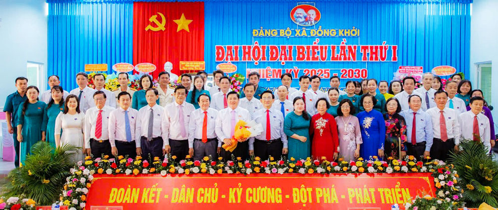 Đại biểu tặng hoa chúc mừng và chụp ảnh lưu niệm với BCH Đảng bộ xã Đồng Khởi, nhiệm kỳ 2025 - 2030. Ảnh: Thảo Lam