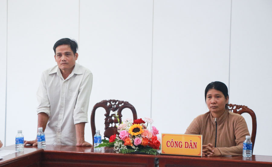 Công dân Đặng Thành Lập trình bày ý kiến.