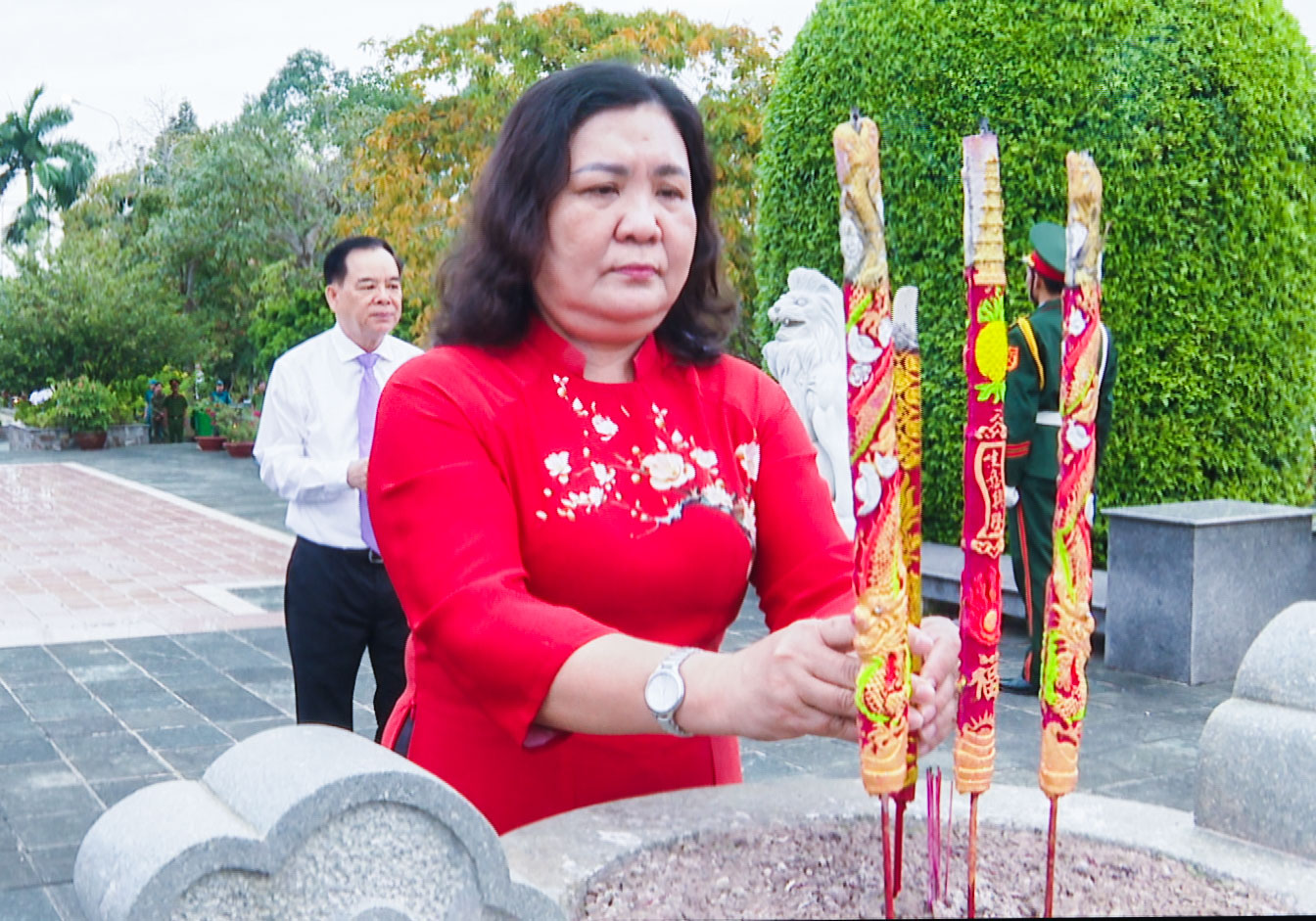 Đồng chí Hồ Thị Hoàng Yến- Phó Bí thư Thường trực Tỉnh ủy thắp hương tưởng nhớ các Anh hùng liệt sĩ. Ảnh: Thành Lập
